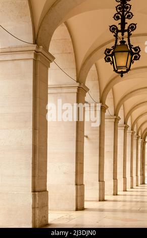 Einer der gewölbten Gehwege in Lison, Portugal, neben dem Triumphbogen, besser bekannt als Rua Augusta Arch. Stockfoto