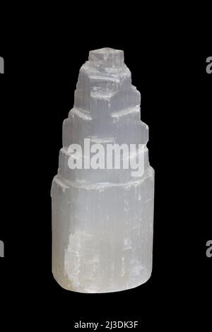 Selenit, ein Mineralstein auf schwarzem Hintergrund. Stockfoto