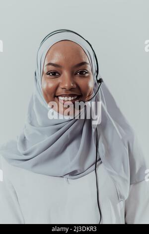 African Muslim Frauen mit Kopftuch Schal Vertreter des Kunden business Frau mit Telefon-Headset helfen und unterstützen, online mit dem Kunden in der modernen Stockfoto