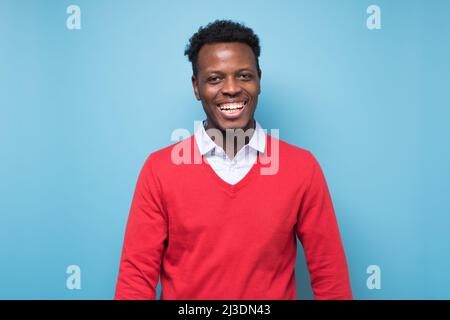 Lächelnder afrikanischer Mann, der die Kamera anschaut. Porträt eines schwarzen selbstbewussten Mannes. Erfolgreicher Unternehmer, der sich zufrieden fühlt. Stockfoto