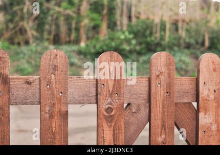 Nahaufnahme des Zauns auf dem grünen, natürlichen Hintergrund-Kopierbereich Stockfoto