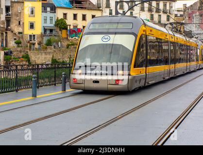 Metro do Porto Straßenbahn Linie D über Ponte Luiz 1 Brücke über den Fluss Douro in Porto Portugal. Stockfoto