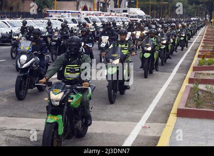 Valencia, Carabobo, Venezuela. 7. April 2022. 07. April 2022. Mitglieder des Sicherheitskorps Bolivarische Nationalgarde während des Beginns der Sicherheitsoperation Osterwoche 2022, die in der nördlichen Bolivar Avenue in der Stadt Valencia, Bundesstaat Carabobo, stattfand. Foto: Juan Carlos Hernandez (Bild: © Juan Carlos Hernandez/ZUMA Press Wire) Stockfoto