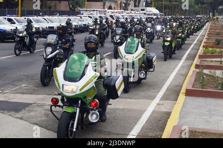 Valencia, Carabobo, Venezuela. 7. April 2022. 07. April 2022. Mitglieder des Sicherheitskorps Bolivarische Nationalgarde während des Beginns der Sicherheitsoperation Osterwoche 2022, die in der nördlichen Bolivar Avenue in der Stadt Valencia, Bundesstaat Carabobo, stattfand. Foto: Juan Carlos Hernandez (Bild: © Juan Carlos Hernandez/ZUMA Press Wire) Stockfoto