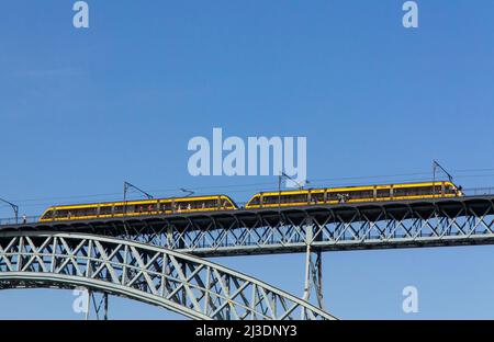 Metro do Porto Straßenbahn über die Brücke Pont Luiz 1 über den Douro Porto Portugal, die von Theophile Seyrig, einem Partner von Gustave Eiffel, entworfen wurde Stockfoto