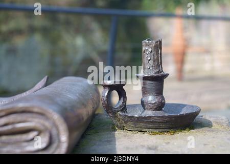 Gusseiserne Artefakte in Worsley Delph in Salford, Teil des industriellen Erbes, das am Beginn des Bridgewater Canal in Worsley ausgestellt wird Stockfoto