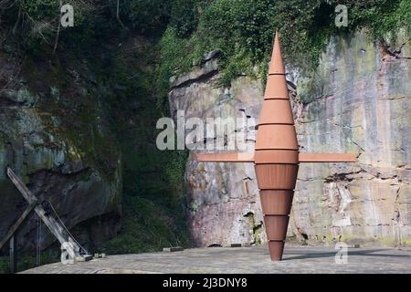 Stahlkranskulptur nach einem Holzkran aus dem 18.. Jahrhundert in Worsley Delph am Bridgewater Canal in Worsley, Salford, Greater Manchester Stockfoto