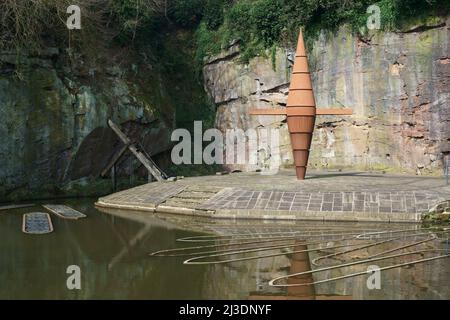 Stahlkranskulptur nach einem Holzkran aus dem 18.. Jahrhundert in Worsley Delph am Bridgewater Canal in Worsley, Salford, Greater Manchester Stockfoto