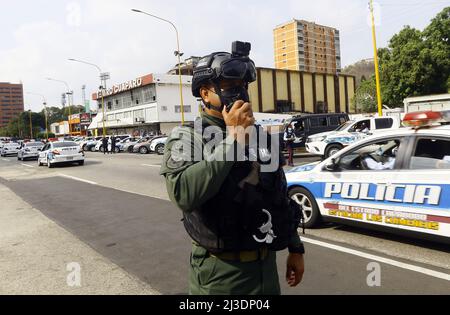 Valencia, Carabobo, Venezuela. 7. April 2022. 07. April 2022. Mitglieder des Sicherheitskorps Bolivarische Nationalgarde während des Beginns der Sicherheitsoperation Osterwoche 2022, die in der nördlichen Bolivar Avenue in der Stadt Valencia, Bundesstaat Carabobo, stattfand. Foto: Juan Carlos Hernandez (Bild: © Juan Carlos Hernandez/ZUMA Press Wire) Stockfoto