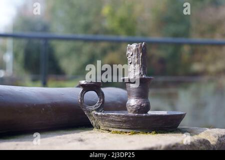 Gusseiserne Artefakte in Worsley Delph in Salford, Teil des industriellen Erbes, das am Beginn des Bridgewater Canal in Worsley ausgestellt wird Stockfoto