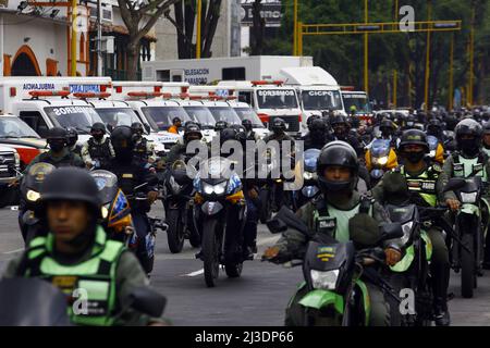 Valencia, Carabobo, Venezuela. 7. April 2022. 07. April 2022. Mitglieder des Sicherheitskorps Bolivarische Nationalgarde während des Beginns der Sicherheitsoperation Osterwoche 2022, die in der nördlichen Bolivar Avenue in der Stadt Valencia, Bundesstaat Carabobo, stattfand. Foto: Juan Carlos Hernandez (Bild: © Juan Carlos Hernandez/ZUMA Press Wire) Stockfoto