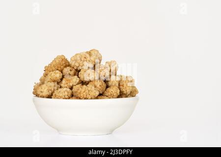 Nahaufnahme der getrockneten rohen Maulbeere auf isoliertem Hintergrund. Stockfoto