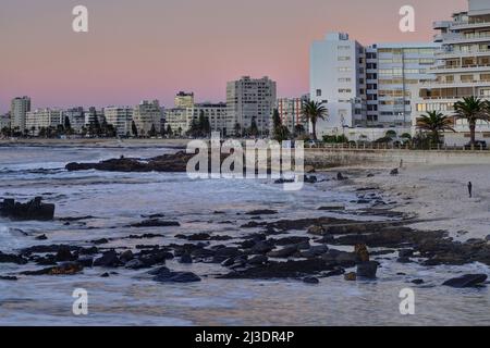 Der Sonnenuntergang am Sea Point, Kapstadt, Südafrika, am 7.. April 2022 Stockfoto