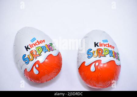 Bantry, West Cork, Irland. 7. April 2022. Kurz vor Ostern gab ein italienisches Unternehmen, „Ferrero“, bekannt, dass ihre Kinder-Überraschungseier wegen eines Salmonellenausbruchs zurückgerufen werden. Kreditbild: Karlis Dzjamko/Alamy Live News Stockfoto