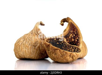 Nahaufnahme von getrockneten Feigen auf isoliertem weißem Hintergrund. Stockfoto