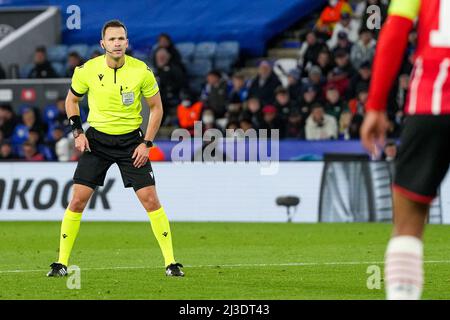 LEICESTER, VEREINIGTES KÖNIGREICH - 7. APRIL: Schiedsrichter Ivan Kruzliak während der UEFA Conference League Runde von 8 Leg One Spiel zwischen Leicester City und PSV Eindhoven im King Power Stadium am 7. April 2022 in Leicester, Vereinigtes Königreich (Foto von Patrick Goosen/Orange Picters) Stockfoto