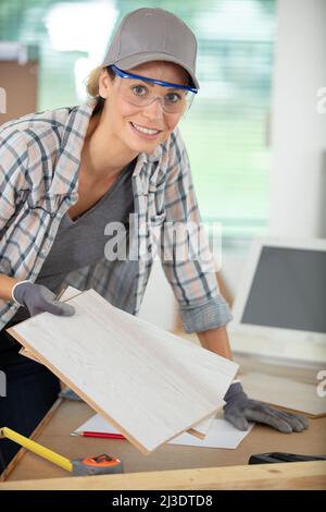 Porträt eines talentierten jungen Holzarbeiters in der Taille Stockfoto