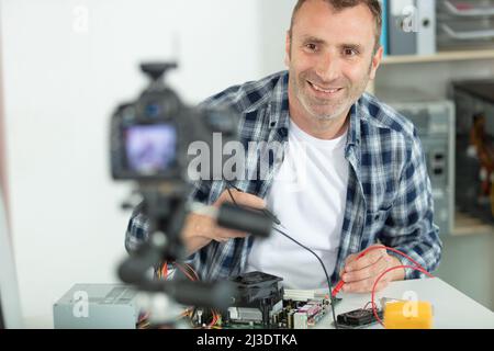 Vlogger Recording Computer Reparatur auf Kamera für Vlog Blog Stockfoto