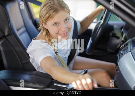 Eine Frau, die die Autotür öffnete Stockfoto