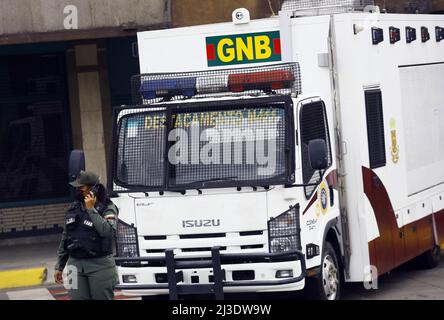 Valencia, Carabobo, Venezuela. 7. April 2022. 07. April 2022. Mitglieder des Sicherheitskorps Bolivarische Nationalgarde während des Beginns der Sicherheitsoperation Osterwoche 2022, die in der nördlichen Bolivar Avenue in der Stadt Valencia, Bundesstaat Carabobo, stattfand. Foto: Juan Carlos Hernandez (Bild: © Juan Carlos Hernandez/ZUMA Press Wire) Stockfoto