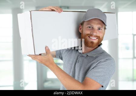 Porträt eines Kuriers, der das Paket ausliefert Stockfoto