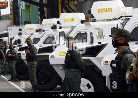 Valencia, Carabobo, Venezuela. 7. April 2022. 07. April 2022. Mitglieder des Sicherheitskorps Bolivarische Nationalgarde während des Beginns der Sicherheitsoperation Osterwoche 2022, die in der nördlichen Bolivar Avenue in der Stadt Valencia, Bundesstaat Carabobo, stattfand. Foto: Juan Carlos Hernandez (Bild: © Juan Carlos Hernandez/ZUMA Press Wire) Stockfoto