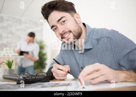 Junger Architekt mit Lineal und Bleistift Stockfoto