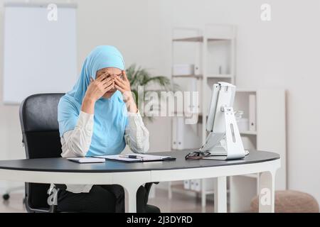 Betonte die muslimische Sekretärin, die im Amt arbeitet Stockfoto