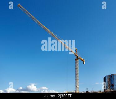 Baukran. Baustelle. Turmkräne gegen den Himmel. Haus im Bau. Stockfoto