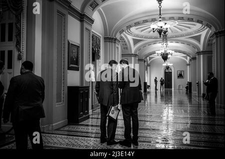 Der Senator der Vereinigten Staaten, Joe Manchin III (Demokrat von West Virginia), links, und der Senator der Vereinigten Staaten, Ron Wyden (Demokrat von Oregon), rechts, führen ein privates Gespräch aus der Senatskammer in der Halle, Vor einer Abstimmung des Senats zur Bestätigung von Richter Ketanji Brown Jackson als Associate Justice des Obersten Gerichtshofs der Vereinigten Staaten am Donnerstag, den 7. April 2022, im US-Kapitol in Washington, DC. Richter Ketanji Brown Jackson wurde mit 53 zu 47 Stimmen als Associate Justice des Obersten Gerichtshofs der Vereinigten Staaten bestätigt. Kredit: Rod Lampey/CNP/Sipa USA Stockfoto