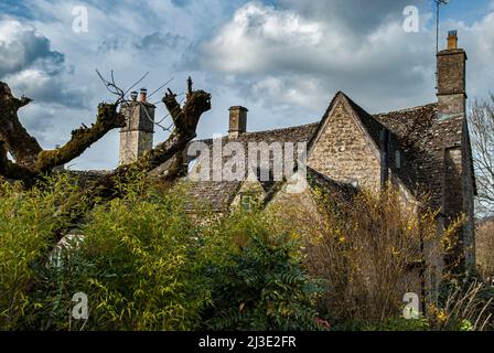 Altes traditionelles romantisches englisches Landhaus aus Stein Stockfoto