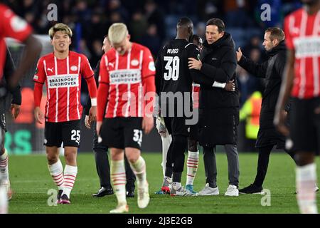 LEICESTER - (lr) PSV Eindhoven Torwart Yvon Mvogo, PSV Eindhoven Trainer Roger Schmidt nach dem Conference League Spiel zwischen Leicester City FC und PSV im King Power Stadium am 7. April 2022 in Leicester, England. ANP OLAF KRAAK Stockfoto