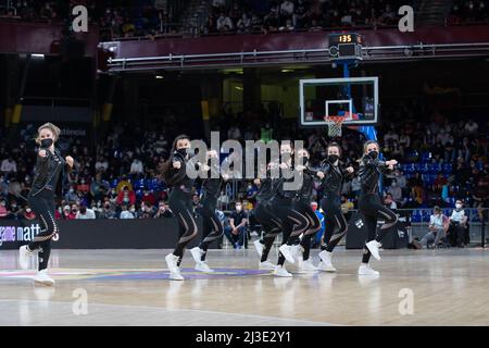 Barcelona, Spanien. 07. April 2022. Cheerleader beim Euroleague-Spiel von Turkish Airlines zwischen dem FC Barcelona und Maccabi Playtika Tel Aviv im Palau Blaugrana in Barcelona. Bild: DAX Images/Alamy Live News Stockfoto