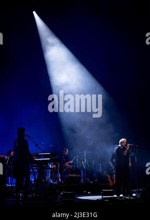 Edinburgh, Großbritannien. 07. April 2022. Goldfrapp treten am Donnerstag, dem 7.. April, live in der Edinburgh Usher Hall auf, um das 20.-jährige Jubiläum von 'Felt Mountain' zu feiern.das Duo besteht aus Alison Goldfrapp (Gesang, Synthesizer) und will Gregory (Synthesizer). Quelle: Alan Rennie/Alamy Live News Stockfoto