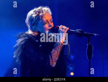 Edinburgh, Großbritannien. 07. April 2022. Goldfrapp treten am Donnerstag, dem 7.. April, live in der Edinburgh Usher Hall auf, um das 20.-jährige Jubiläum von 'Felt Mountain' zu feiern.das Duo besteht aus Alison Goldfrapp (Gesang, Synthesizer) und will Gregory (Synthesizer). Quelle: Alan Rennie/Alamy Live News Stockfoto