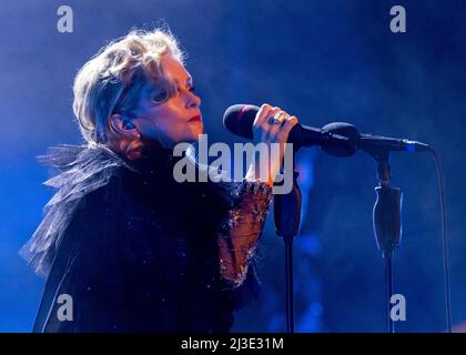 Edinburgh, Großbritannien. 07. April 2022. Goldfrapp treten am Donnerstag, dem 7.. April, live in der Edinburgh Usher Hall auf, um das 20.-jährige Jubiläum von 'Felt Mountain' zu feiern.das Duo besteht aus Alison Goldfrapp (Gesang, Synthesizer) und will Gregory (Synthesizer). Quelle: Alan Rennie/Alamy Live News Stockfoto