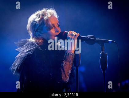 Edinburgh, Großbritannien. 07. April 2022. Goldfrapp treten am Donnerstag, dem 7.. April, live in der Edinburgh Usher Hall auf, um das 20.-jährige Jubiläum von 'Felt Mountain' zu feiern.das Duo besteht aus Alison Goldfrapp (Gesang, Synthesizer) und will Gregory (Synthesizer). Quelle: Alan Rennie/Alamy Live News Stockfoto