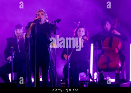 Edinburgh, Großbritannien. 07. April 2022. Goldfrapp treten am Donnerstag, dem 7.. April, live in der Edinburgh Usher Hall auf, um das 20.-jährige Jubiläum von 'Felt Mountain' zu feiern.das Duo besteht aus Alison Goldfrapp (Gesang, Synthesizer) und will Gregory (Synthesizer). Quelle: Alan Rennie/Alamy Live News Stockfoto