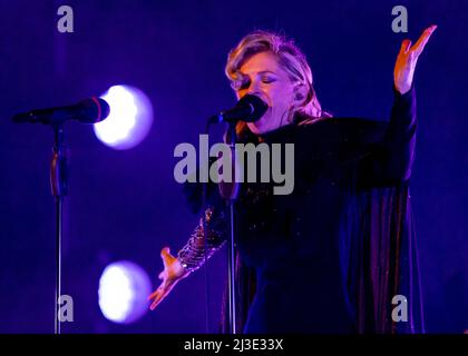 Edinburgh, Großbritannien. 07. April 2022. Goldfrapp treten am Donnerstag, dem 7.. April, live in der Edinburgh Usher Hall auf, um das 20.-jährige Jubiläum von 'Felt Mountain' zu feiern.das Duo besteht aus Alison Goldfrapp (Gesang, Synthesizer) und will Gregory (Synthesizer). Quelle: Alan Rennie/Alamy Live News Stockfoto