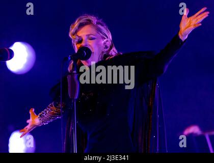 Edinburgh, Großbritannien. 07. April 2022. Goldfrapp treten am Donnerstag, dem 7.. April, live in der Edinburgh Usher Hall auf, um das 20.-jährige Jubiläum von 'Felt Mountain' zu feiern.das Duo besteht aus Alison Goldfrapp (Gesang, Synthesizer) und will Gregory (Synthesizer). Quelle: Alan Rennie/Alamy Live News Stockfoto