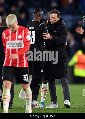 LEICESTER - (lr) PSV Eindhoven Torwart Yvon Mvogo, PSV Eindhoven Trainer Roger Schmidt nach dem Conference League Spiel zwischen Leicester City FC und PSV im King Power Stadium am 7. April 2022 in Leicester, England. ANP OLAF KRAAK Stockfoto