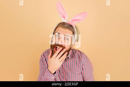 Osterfest. Überraschte Barthündin in Hasenohren. Rabbit man. Osterparty. Stockfoto