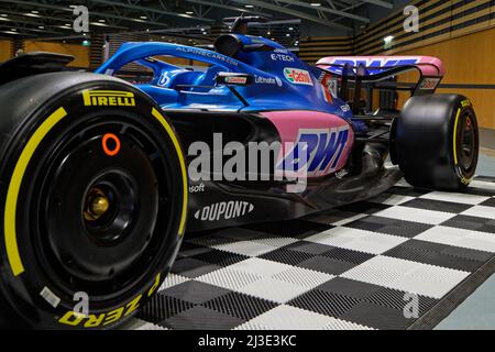 LYON, FRANKREICH, 7. April 2022: Der Lyon Motor Show findet in der Eurexpo statt. Zum zweiten Mal nur in Frankreich, ein außergewöhnliches alpines Rennwagen-Hochplateau ist g Stockfoto