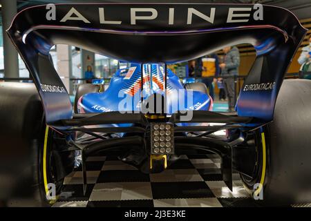 LYON, FRANKREICH, 7. April 2022: Der Lyon Motor Show findet in der Eurexpo statt. Zum zweiten Mal nur in Frankreich, ein außergewöhnliches alpines Rennwagen-Hochplateau ist g Stockfoto