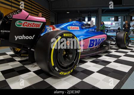 LYON, FRANKREICH, 7. April 2022: Der Lyon Motor Show findet in der Eurexpo statt. Zum zweiten Mal nur in Frankreich, ein außergewöhnliches alpines Rennwagen-Hochplateau ist g Stockfoto