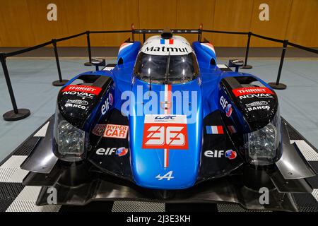 LYON, FRANKREICH, 7. April 2022: Der Lyon Motor Show findet in der Eurexpo statt. Zum zweiten Mal nur in Frankreich, ein außergewöhnliches alpines Rennwagen-Hochplateau ist g Stockfoto