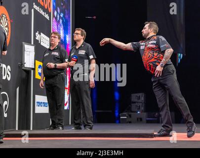 7.. April 2022, First Direct Arena, Leeds, Yorkshire, England; PDC Darts Turnier-Leeds: Jonny Clayton wirft seinen Dart Kredit: Action Plus Sports Images/Alamy Live News Stockfoto