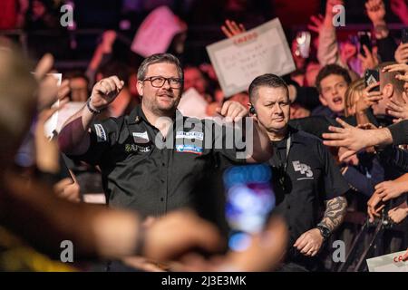 7.. April 2022, First Direct Arena, Leeds, Yorkshire, England; PDC Darts Turnier-Leeds: James Wade während seines Laufs Kredit: Action Plus Sports Images/Alamy Live News Stockfoto