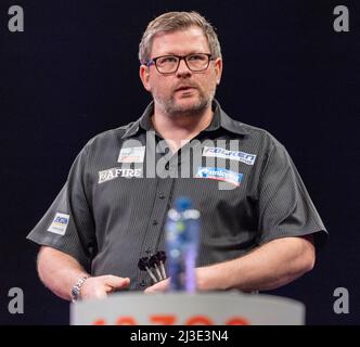 7.. April 2022, First Direct Arena, Leeds, Yorkshire, England; PDC Darts Turnier-Leeds: Ein nachdenklicher James Wade Kredit: Action Plus Sports Images/Alamy Live News Stockfoto