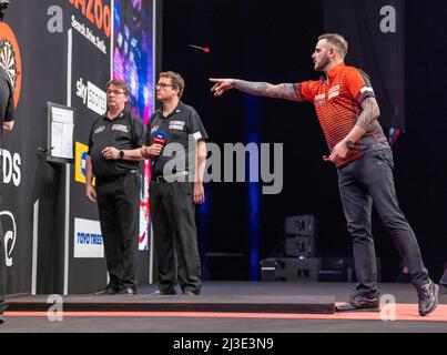 7.. April 2022, First Direct Arena, Leeds, Yorkshire, England; PDC Darts Turnier-Leeds: Joe Cullen wirft seinen Dart Kredit: Action Plus Sports Images/Alamy Live News Stockfoto